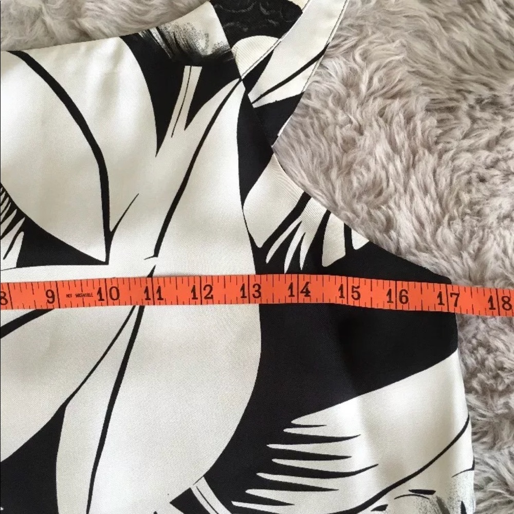 White House Black Market silk floral blouse 0 - Picture 7 of 8